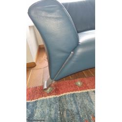Rolf Benz model 332, kleur petrol/blauw 60.516, leer en giet aluminium poot,