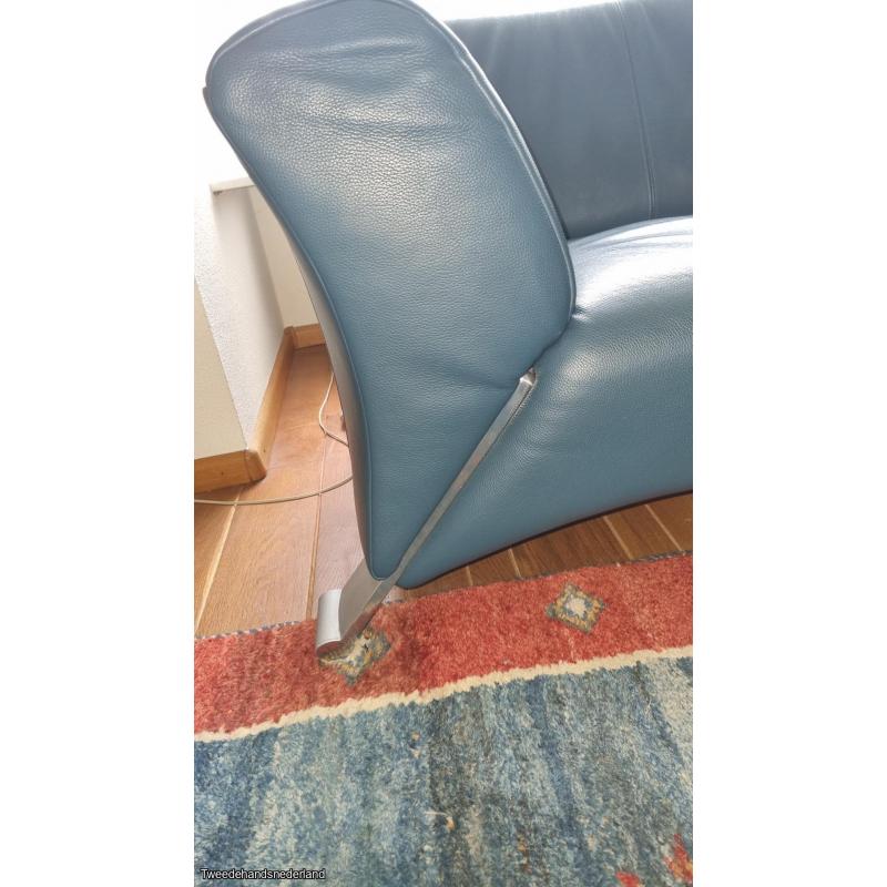 Rolf Benz model 332, kleur petrol/blauw 60.516, leer en giet aluminium poot,
