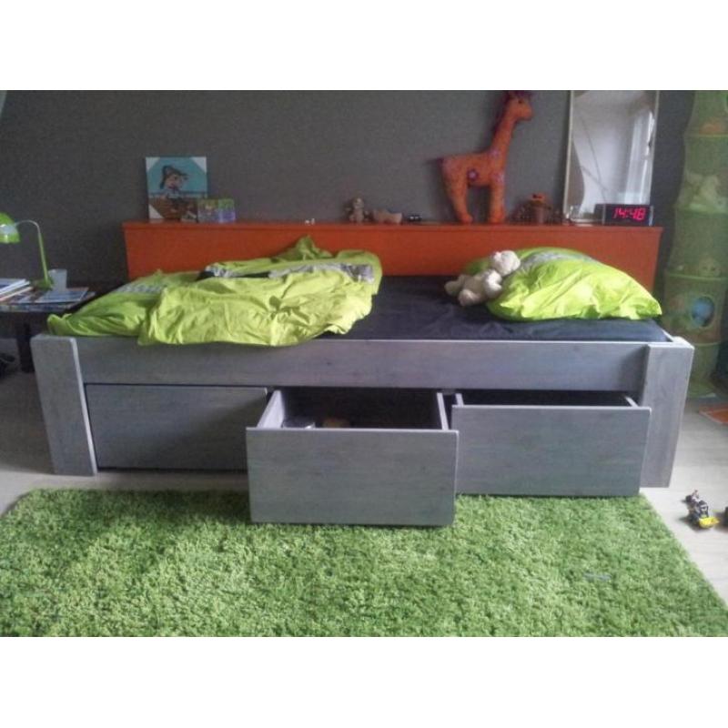 houten BED met 3 RUIME LADEN bed naar wens zelf te kleuren