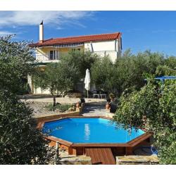 Villa vlakbij zee met zwembad tussen olijfbomen