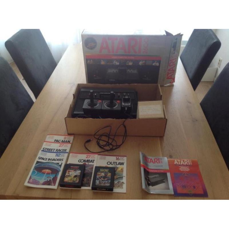 Atari 2600 inclusief doos, controllers, adapter en games