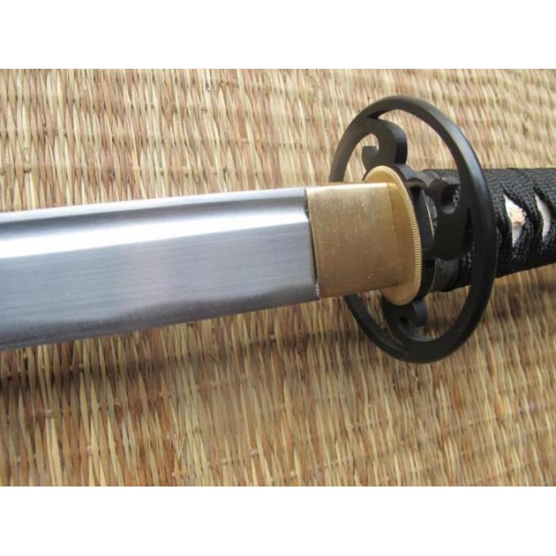 Scherp katana samurai zwaard (sabel, mes, dolk, degen, helm)