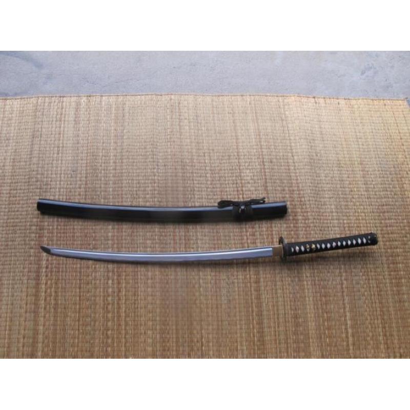 Scherp katana samurai zwaard (sabel, mes, dolk, degen, helm)