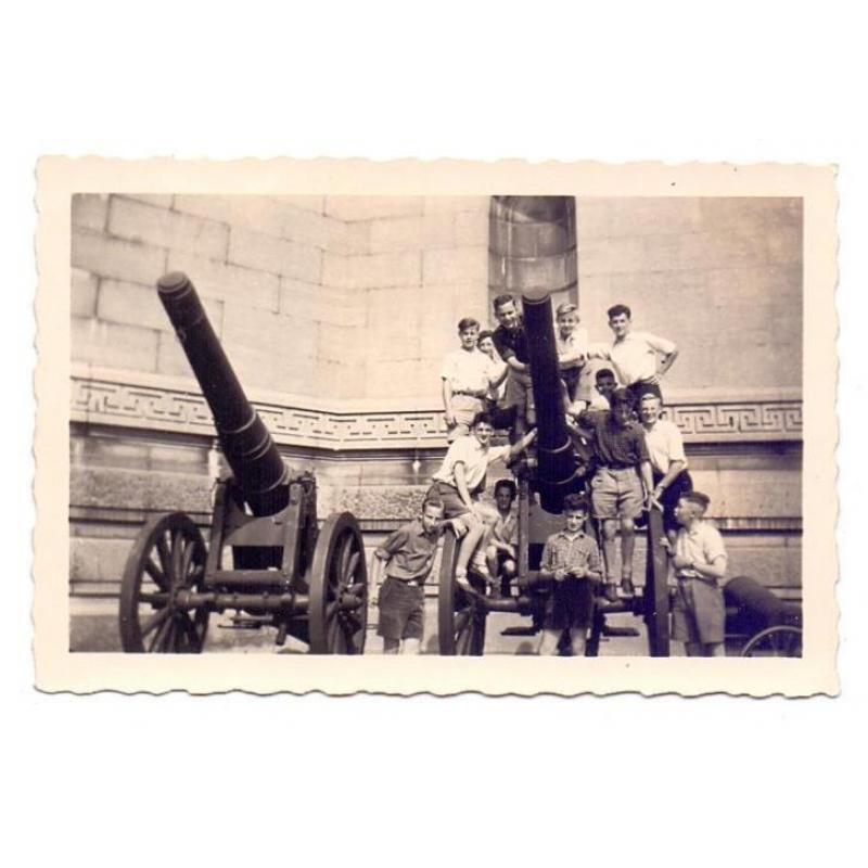 A14; Jongelieden op kanonnetjes bij een Museum