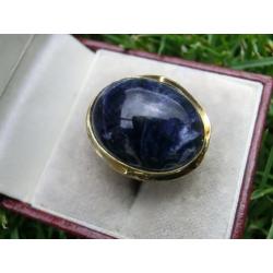 Gouden ring met blauwe edelsteen