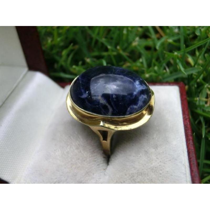 Gouden ring met blauwe edelsteen