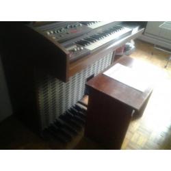Orgel Solina + bankje met opbergmogelijkheid en bladmuziek