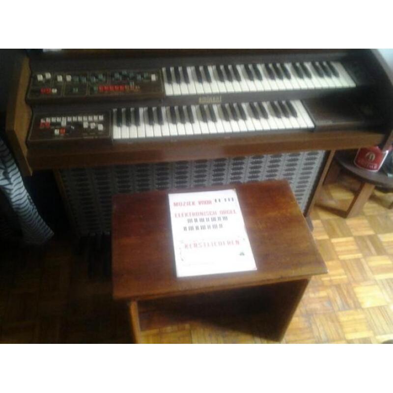 Orgel Solina + bankje met opbergmogelijkheid en bladmuziek
