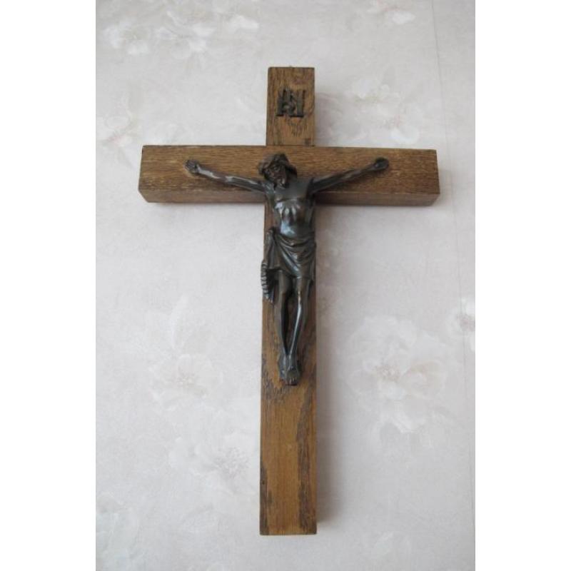 Houten kruis met bronzen Jezus