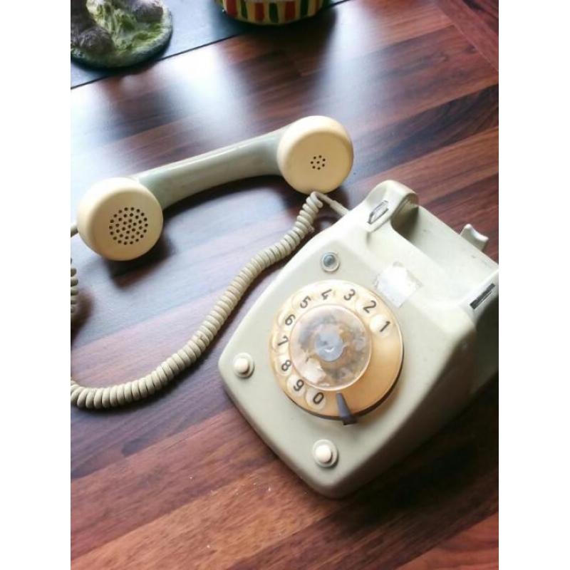 oude draaischijftelefoon.