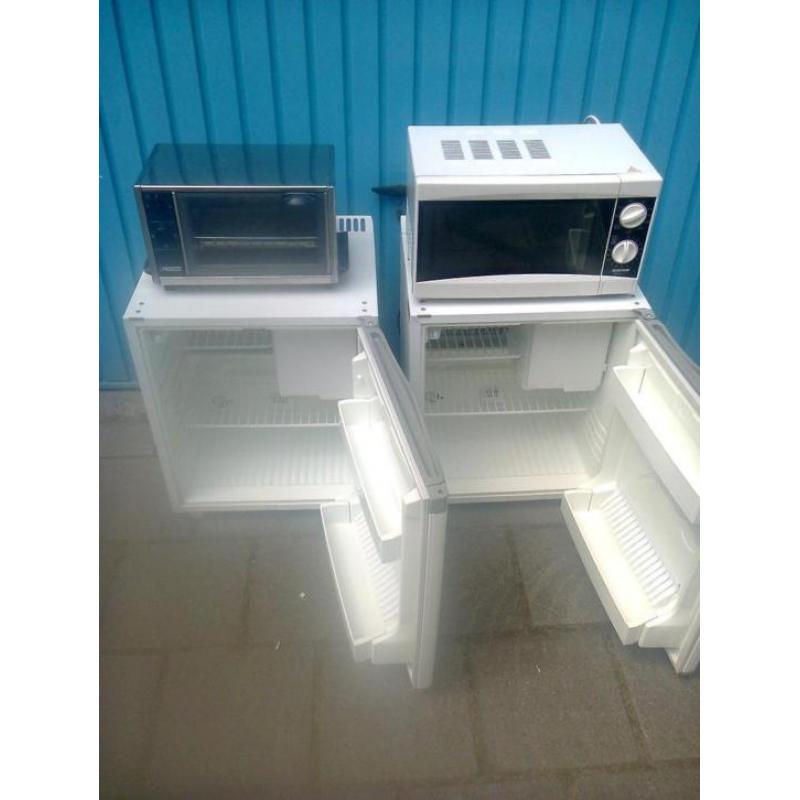 2 mini-koelkasten met vriesvak,magnetron en oventje
