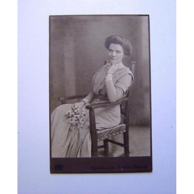 Oude kabinets foto op karton jonge vrouw fotograaf Richter