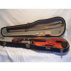 Oude viool in koffer met strijkstok