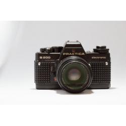 Analoge camera Praktica B200 met 50mm f1.8 Prakticar lens