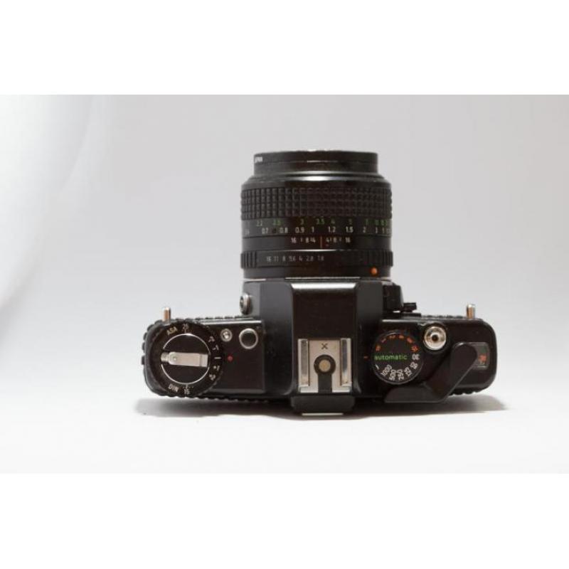 Analoge camera Praktica B200 met 50mm f1.8 Prakticar lens