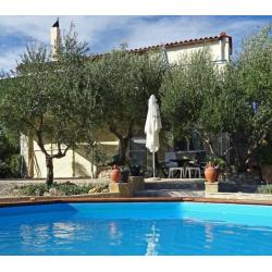 Villa vlakbij zee met zwembad tussen olijfbomen