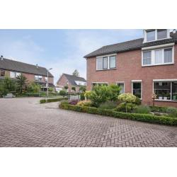 Almelo: Hoekwoning, 2-onder-1 kap, grote garage (spouwmuren)