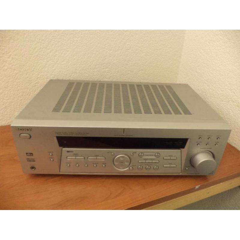 Sony STR-DE585 FM-AM receiver.
