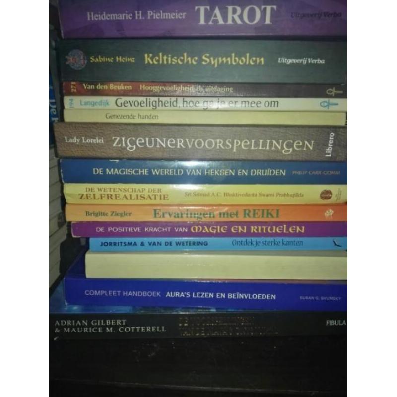 Diverse spirituele boeken, reiku, aura's, hooggevoeligheid
