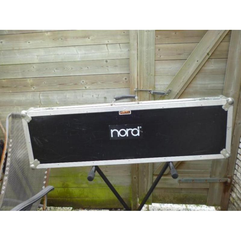 mooie flightcase voor nord synthesizer