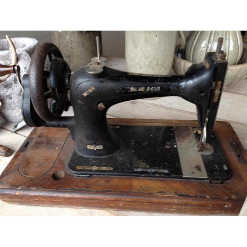 oude handnaaimachine