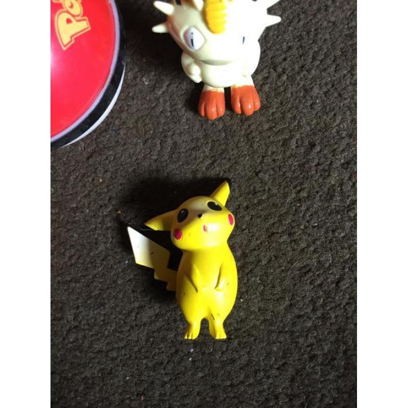 Pokemon figuren met pokebal