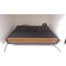 Atari 2600 met spellen en controllers