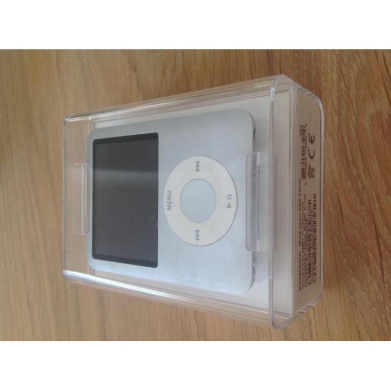 Apple iPod Nano 8 GB Silver (3G) + Nike running hoesje