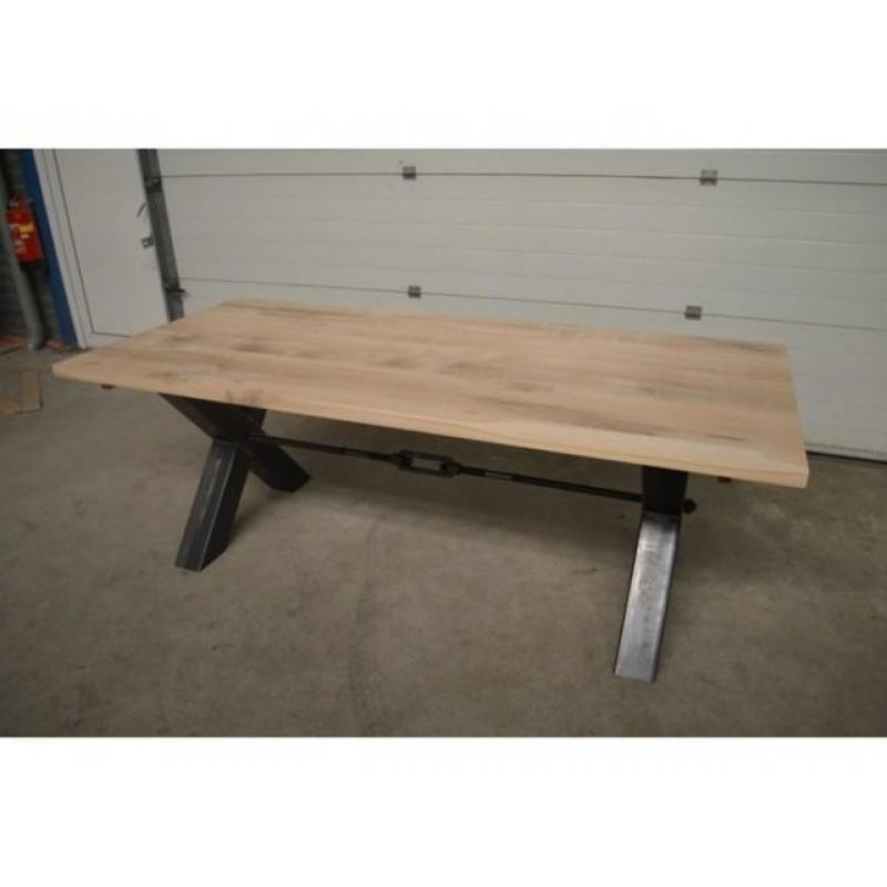 Online veiling van o.a : Industrial Oak tafels (22554)