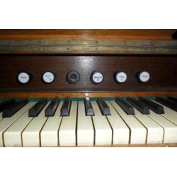 Harmonium. Orgel, piano, toetsinstrument, (a24)