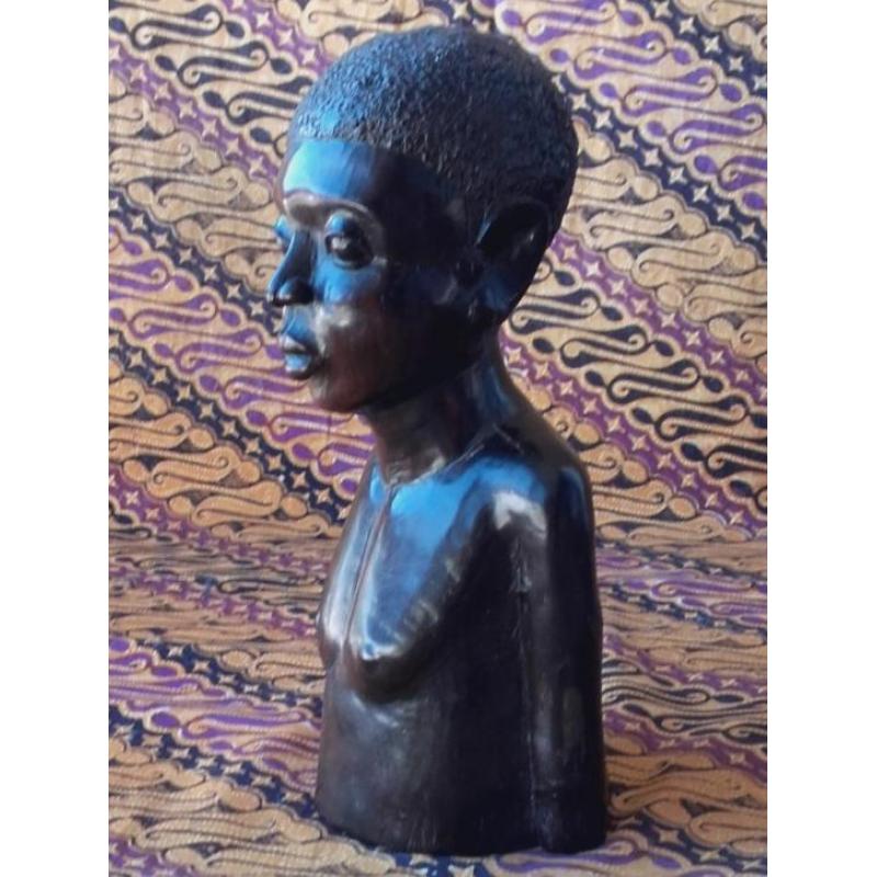 Prachtig oud Afrikaans beeld van man gesneden ebbenhout.