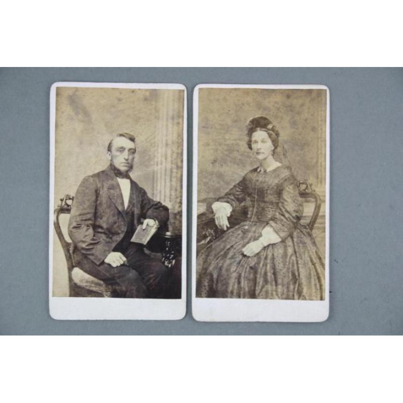 Echtpaar Leeuwwarden 1860, fotograaf E. Fuchs (Carte Visite)