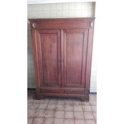 Antieke eiken houten kast.