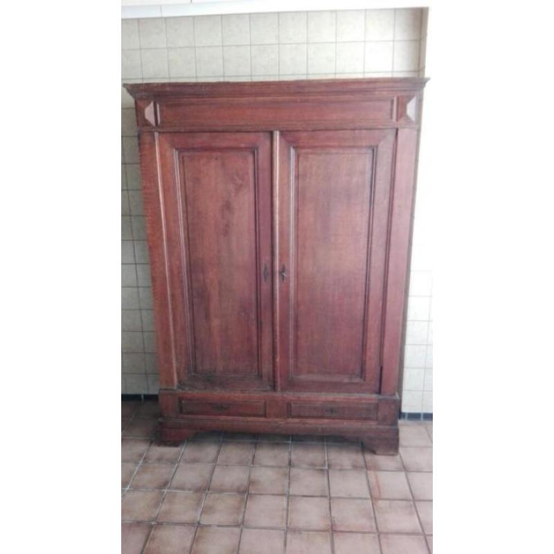 Antieke eiken houten kast.