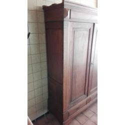 Antieke eiken houten kast.