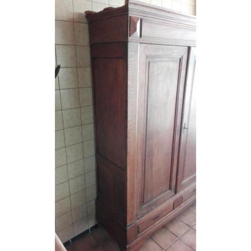 Antieke eiken houten kast.
