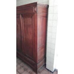 Antieke eiken houten kast.