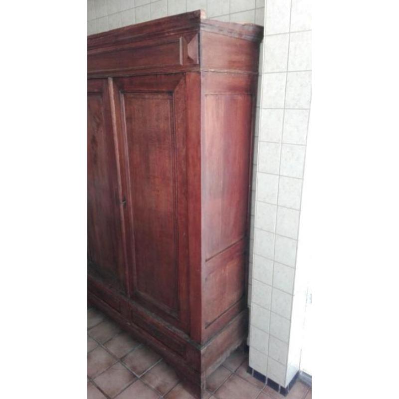 Antieke eiken houten kast.