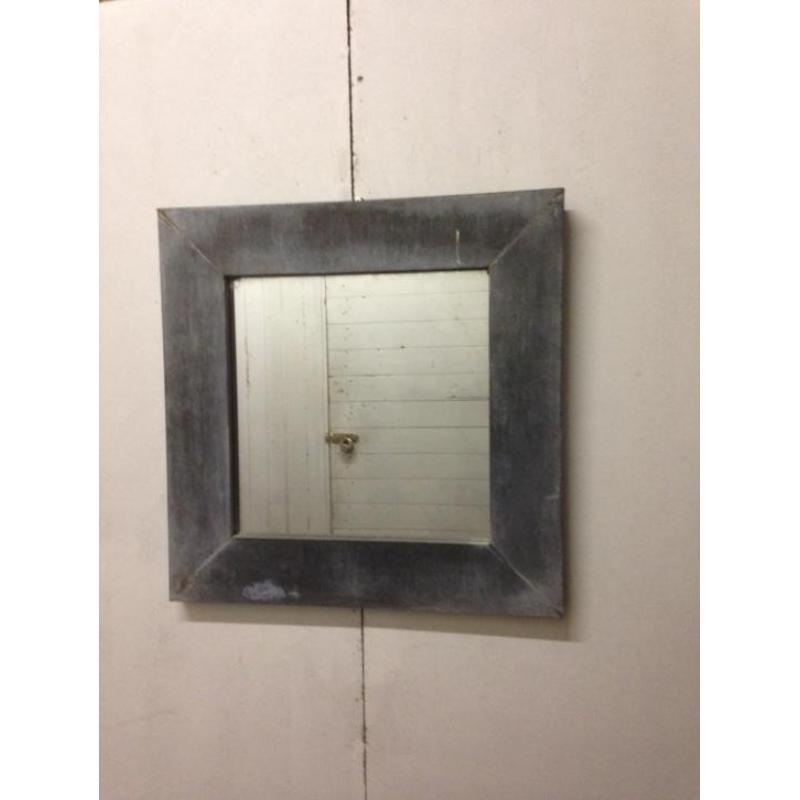 s23. mooie vierkante zinken spiegels, 60 x 60 cm.