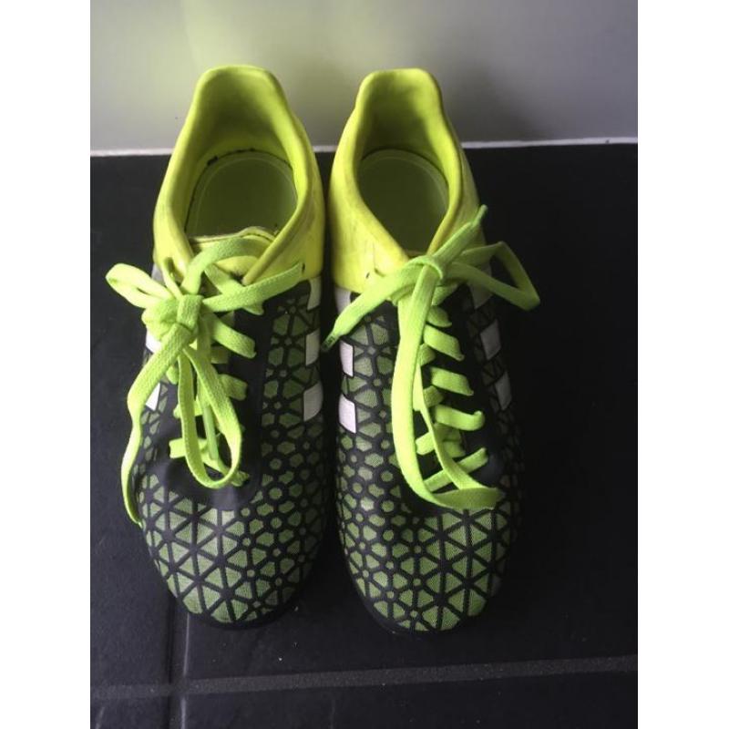 Adidas voetbalschoenen maat 34 zgan