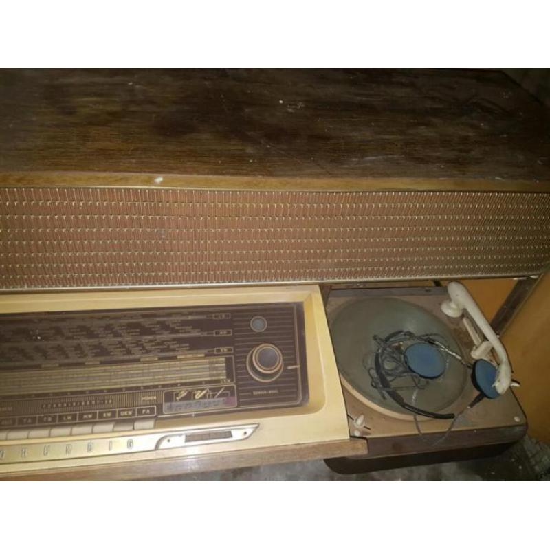 oude grundig radio en platenspeler in mooie kast
