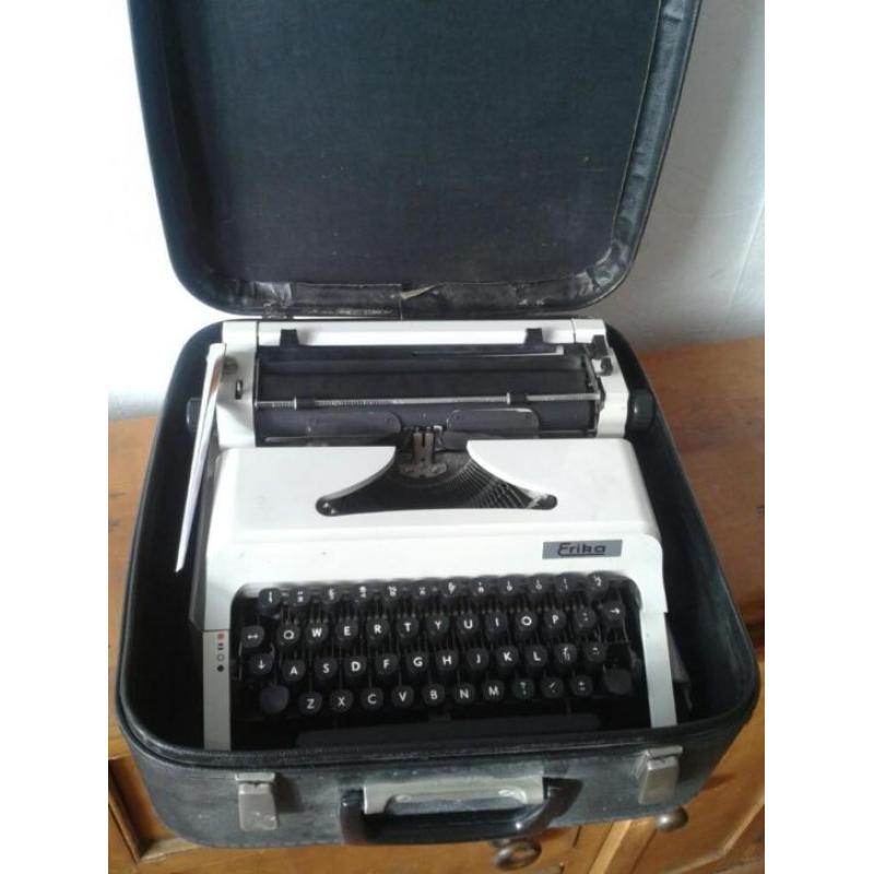 ouder wets typemachine met opbergtas