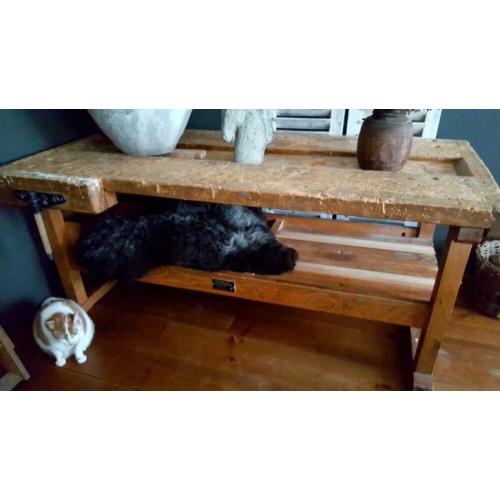 Oude houten werkbank sidetable