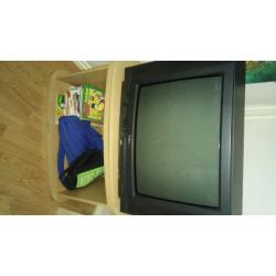 oude tv aristona GRATISG met tv meubel GRATIS