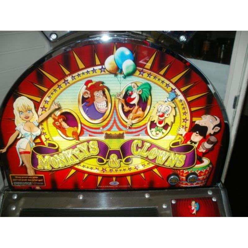 Monkeys & clowns casino sit-down met topper