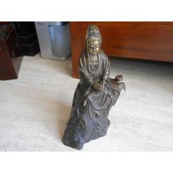 7116 Antiek bronzen beeld Kwan-ying rustend op rots 6 kg zw