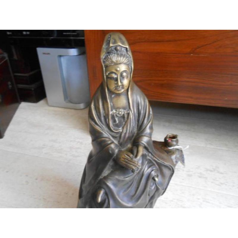 7116 Antiek bronzen beeld Kwan-ying rustend op rots 6 kg zw