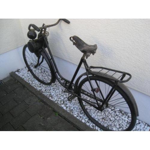 zeer oude fiets met eerste type wsk (solex) blok