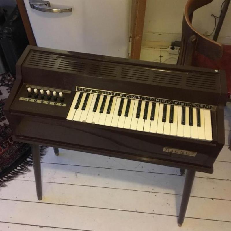 MAGNUS 70s organ (Made in USA)