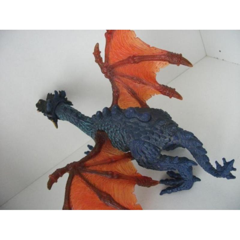 Leuk plastic figuur in de vorm van een blauwe draak (foto's)